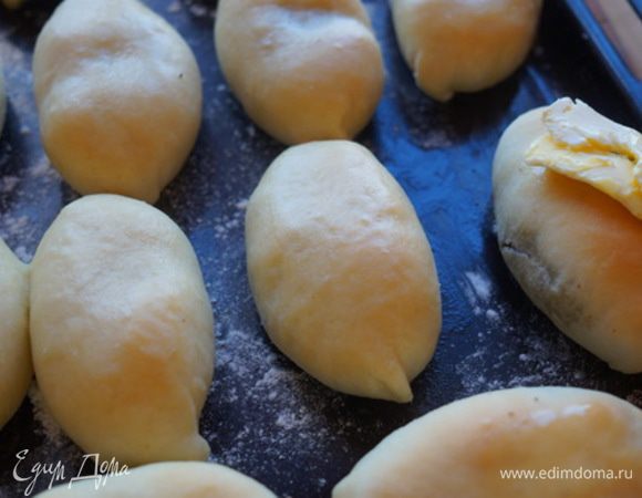 Выпекаем пироги 30 минут, затем смазываем их сливочным маслом. 