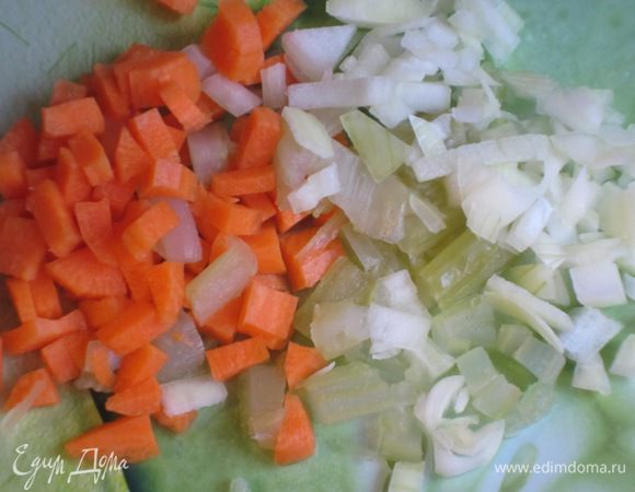 Лук, морковь и сельдерей мелко порубить.