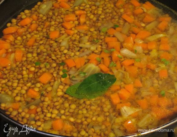 Добавить чечевицу, лавровый лист, листочки тимьяна, влить овощной бульон и варить до мягкости чечевицы. Посолить, поперчить, вынуть лавровый лист.