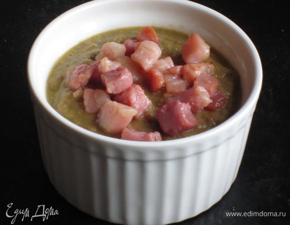 Суп перелить в формы для запекания, добавить бекон  .....