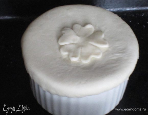 ...и накрыть подготовленными пластами из теста. Края теста хорошо прижать.