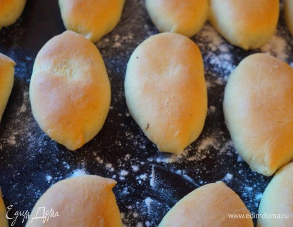 Затем снова лист с пирожками ставим в духовку на верхнюю полочку, выпекаем до появления румяной корочки. Вот и готовы вкусные пирожки с ливером. Угощайтесь! 