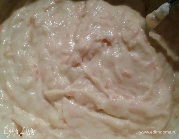 Сливочно-яичную массу смешать с апельсином и соком, добавить муку с разрыхлителем,  все перемешать. В заключении постепенно ввести взбитые белки.
Форму смазать маслом, влить тесто. Поставить в разогретую духовку на 40минут при 180 градусах.