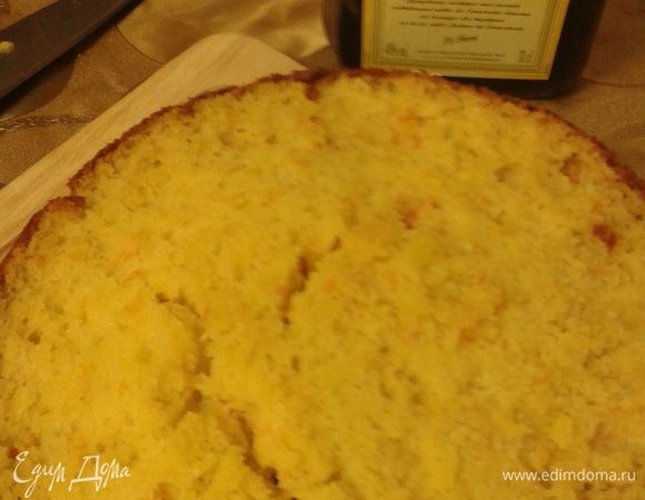 Получившийся бисквит разрезать на три части. Пропитать ликером. 