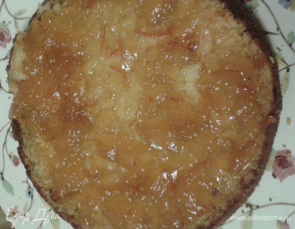 Подготовить глазурь: шоколад растопить на водяной бане, смешать с теплым молоком и ликером. Смешивать до тех пор, пока глазурь станет однородной.
На нижний слой вылить сироп. На средний - апельсиновый джем. Верх залить шоколадной глазурью.