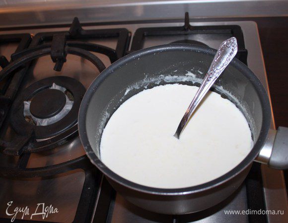 В это время приготовить сырный соус: 70 сливочного  масла растопить на медленном огне, добавить муку, вливать потихоньку сливки и варить до густого соуса, добавить тертый пармезан. 