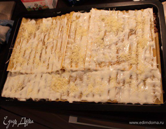 Завершающий слой-листы лазаньи+сырный соус. Отправляем в духовку на 25 минут при температуре 190 градусов. 