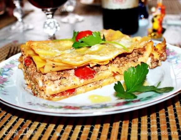 Приготовленную лазанью режем на кусочки, украшаем свежим черри, веточкой зелени. Можно подать с красным вином. Приятного аппетита!