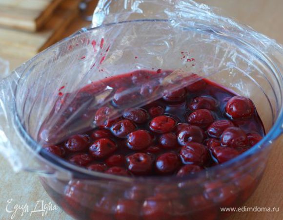 Замороженную вишню без косточки засыпаем сахаром и наливаем полстакана рома/коньяка/водки, оставляем при комнатной температуре на ночь, а лучше — на 2–3 дня.