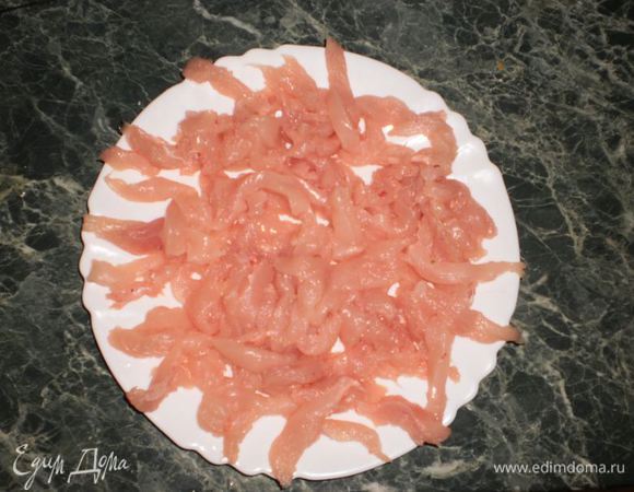 Нарезать  курицу продолговатыми кусочками.