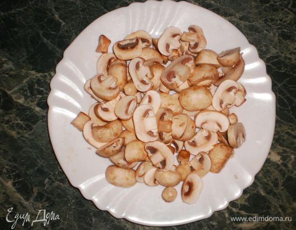Нарезать грибы.