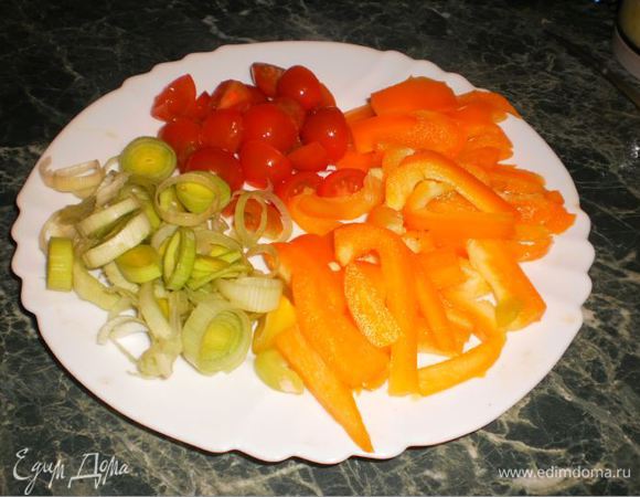 Нарезать перец, помидоры и лук. 