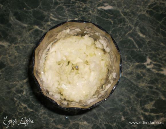 Измельчить лук, можно и полукольцами нарезать.