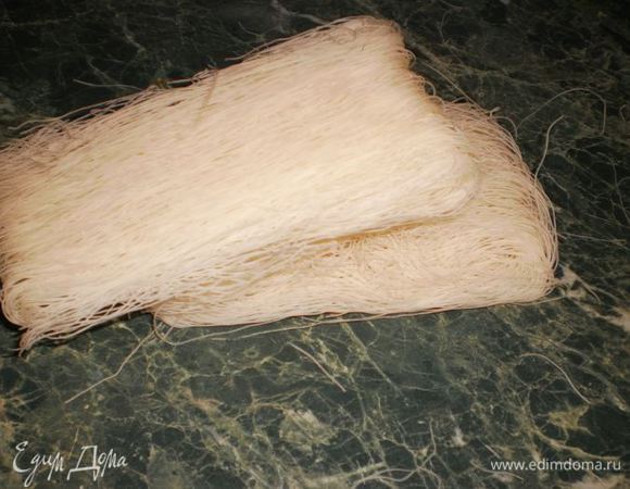 Заранее отварить фунчозу (по инструкции на упаковке) и отложить в сторону.  