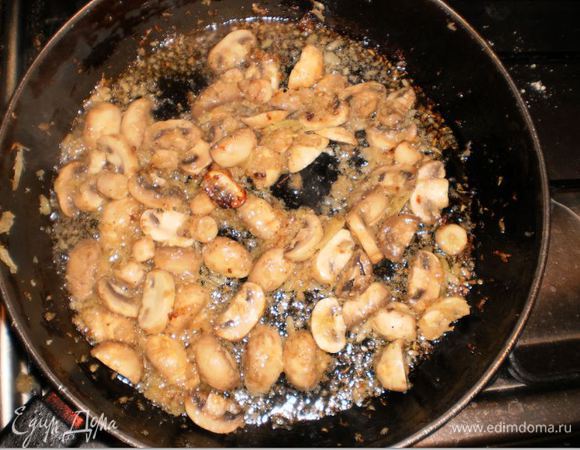 На сильном огне 10 мин обжариваем лук и  грибы до золотистой корочки. Лучше жарить в воке, но так как у меня его нет, использовала глубокую сковороду.