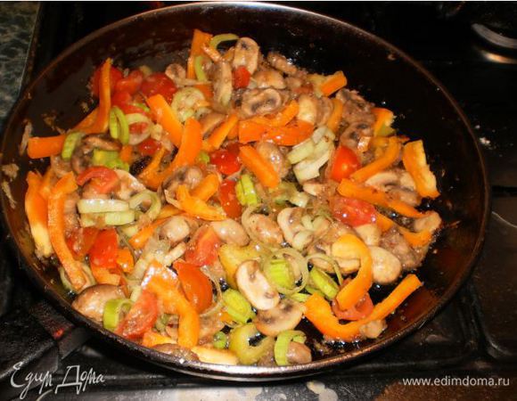 Добавляем перец, помидорки и лук-порей, жарим буквально 2 мин.