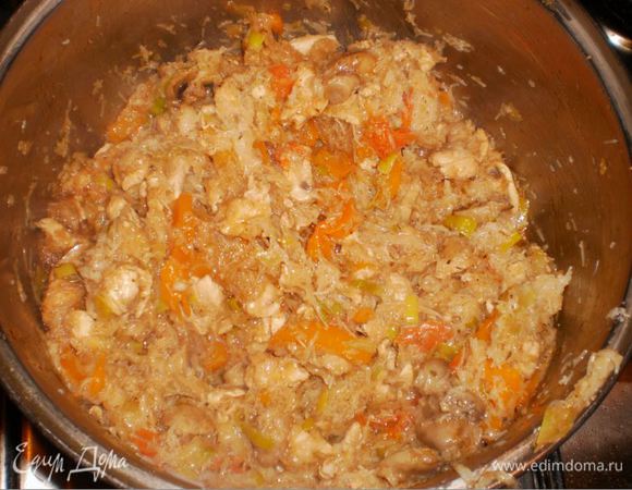 Через 5-6 мин добавляем в вок фунчозу,  если у вас его нет, то  перекладываем все в кастрюлю, чтобы было больше места.  Тогда вливаем соус "Терияки", мешая и пробуя на вкус пока не получится хорошо!:) 

Все! Может выглядит и не очень аппетитно такая каша-малаша, но на вкус обалденно!  