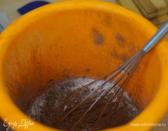 Отдельно просеиваем муку и 2 полных ложки какао, смешиваем.