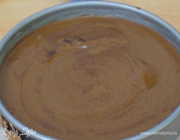 Форма диаметром 26–28 см, пергамент, стенки смазываем маслом; выпекать при 180°C около 40–50 минут, проверяйте готовность лучинкой.