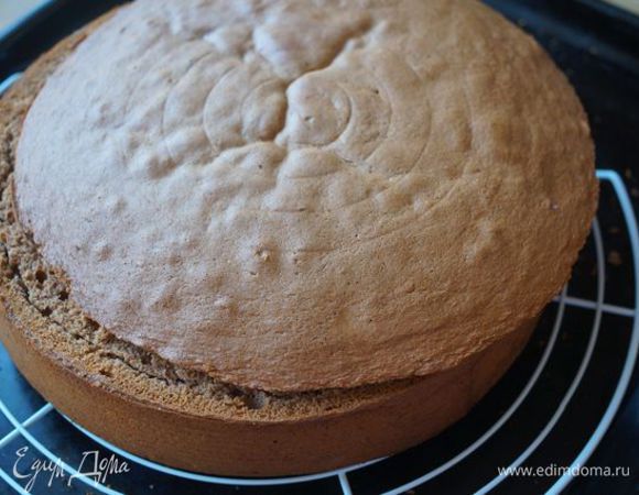 Готовый бисквит остудить, срезать крышечку.