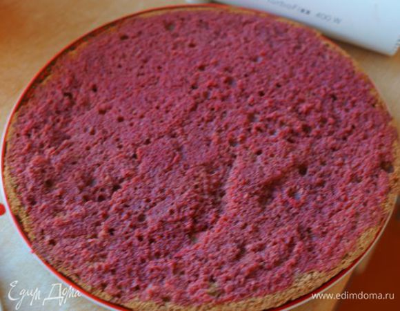 Вишни слить, сиропом пропитать крышечку.