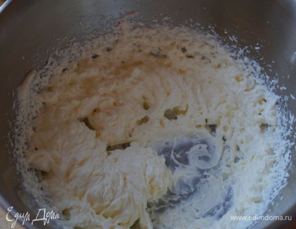 Добавить сметану, взбить.