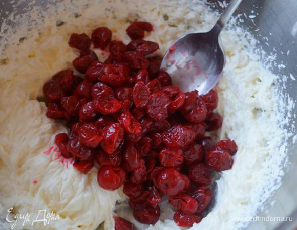 Перемешать крем с вишней.