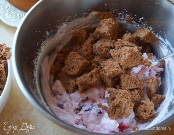 И кусочками бисквита.