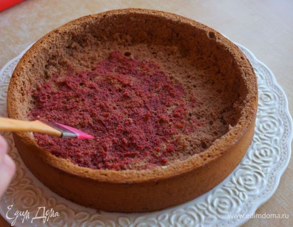 Основание и стенки бисквита также обильно пропитать сиропом.