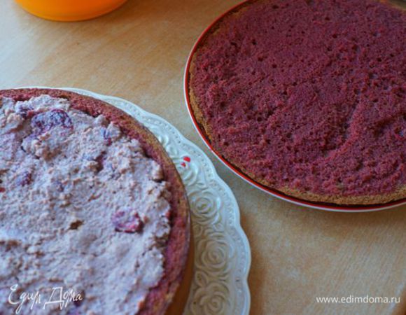 Вложить начинку в коробочку, накрыть бисквитной крышечкой и поставить в холодильник.