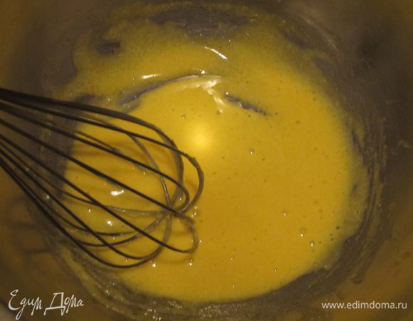Венчиком взбить яичные желтки с сахаром до однородной массы.