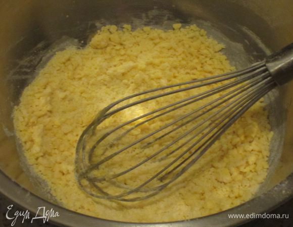 Добавить просеянную муку и хорошо перемешать.