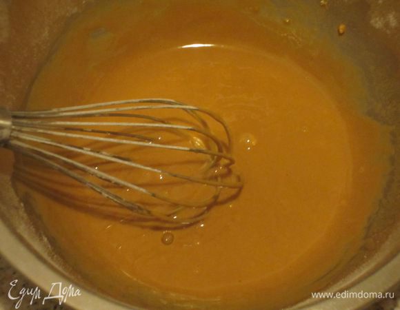 Тонкой струйкой влить молоко , перемешать.Добавить разрыхлитель,щепотку соли и снова тщательно перемешать.