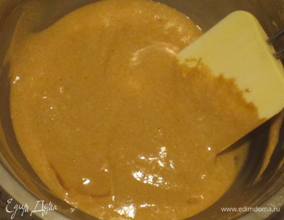 Взбить белки до устойчивых пиков и аккуратными движениями снизу-вверх ввести в тесто. Накрыть тесто пищевой плёнкой и отправить в холодильник на 30 минут.
