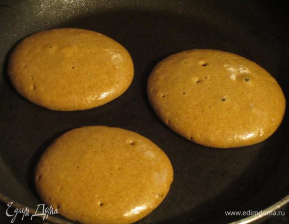 Смазать сковороду сливочным маслом и испечь 15 панкейков. 