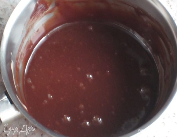 Шоколадный соус: На водяной бане подогреть шоколадную пасту,снять с огня,влить сливки и хорошо перемешать.