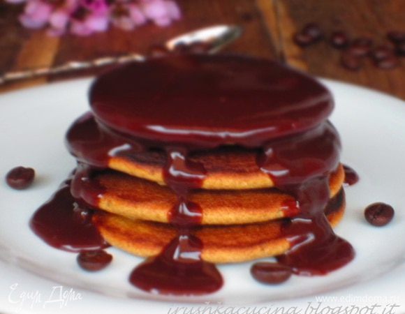 Подавать панкейки с шоколадным соусом. Приятного аппетита:)