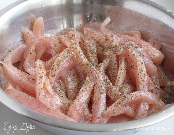 Мясо выложить в миску, выжать сок лимона. Посолить, поперчить, добавить мускатный орех и 1 ст. л. оливкового масла. Все перемешать и оставить мариноваться не менее чем на 1 час.