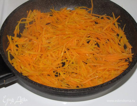 Морковь натереть на корейской терке и обжарить на 1 ст. л. оливкового масла до мягкости. Выложить на тарелку.