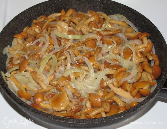 Из банки с опятами слить маринад, грибы добавить к луку и жарить, помешивая. Если нужно, добавить еще масло. Опята лучше брать мелкие. У меня была баночка 500 мл.