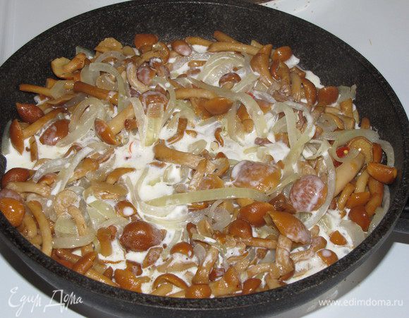 Добавить сливки, немного потушить и снять с огня. Начинку остудить.