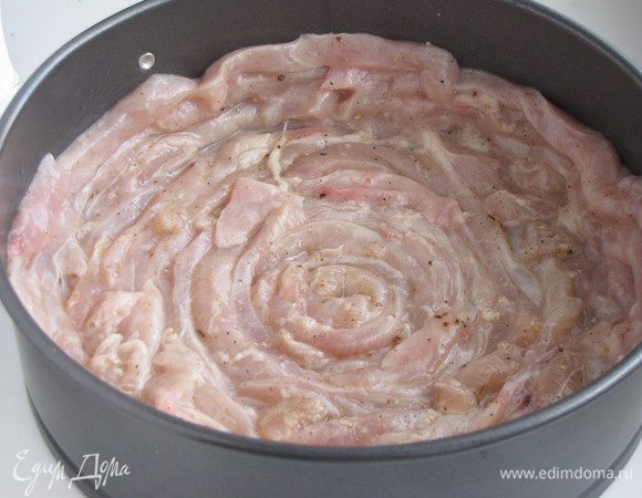 Форму (20 см) смазать растительным маслом. Уложить полоски мяса на дно и по бокам. Укладывать по спирали в один слой.