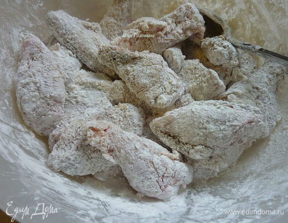 Крылья по чистить , чеснок измельчить . Крылья положить в  миску и посыпать крахмалом , хорошо перемешать что бы все крылышки были покрыты.