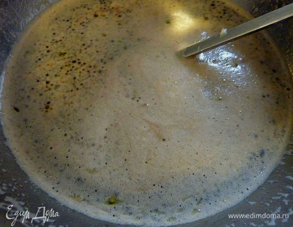 В другой большой миске перемешать все ингредиенты для маринада.
