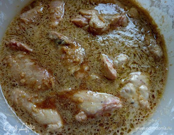 В миску с маринадом окунуть крылья . Накрыть крышкой и убрать в холодильник  , желательно на ночь но можно и на час.