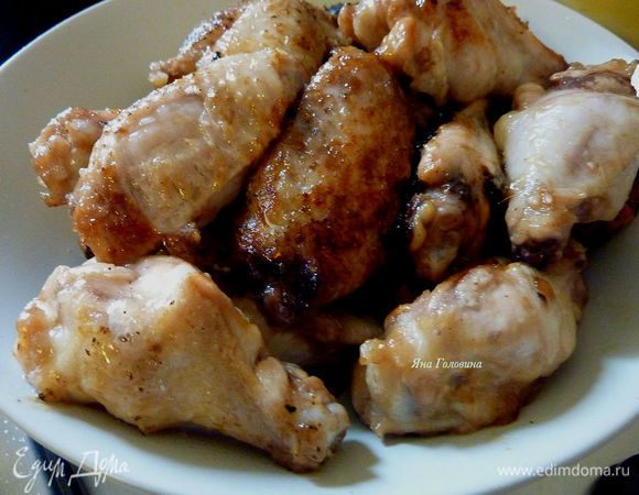 Разогреть большую и тяжелую сковородку с маслом . Вынуть крылья из маринада ( маринад сохранить ) и обжарить по 7 минут с каждой стороны. По жаренные крылья отложить в сторону.