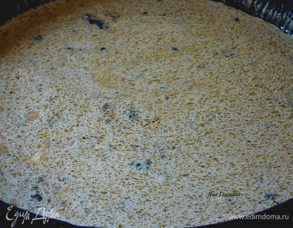 Маринад влить в сковороду , довести до легкого кипения и тушить пока слегка начнет густеть.
