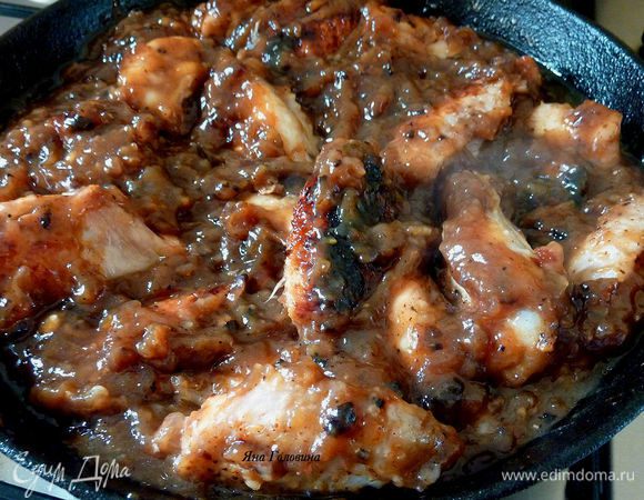 Вернуть крылья в сковороду с соусом и готовить минут 20 , иногда переворачивать.
