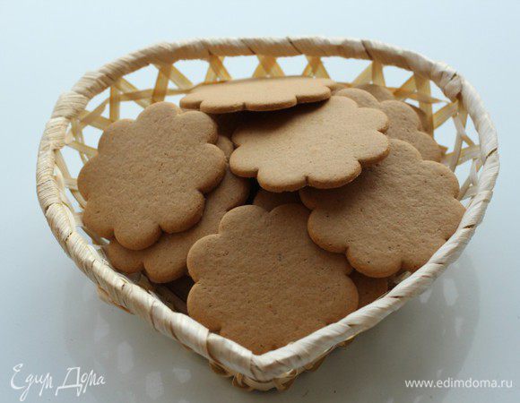 Я использовала для приготовления основы для чизкейка имбирно-коричное печенье. Если у вас обычное печенье, то в него можно добавить любые специи, которые вам нравятся - корицу, имбирь, гвоздику, кардамон и др.