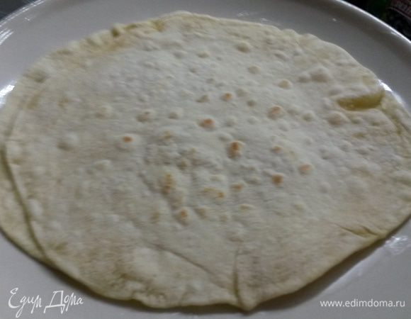 Жарим на сухой раскаленной сковороде с каждой стороны, до появления пузырьков. Его главное не пересушить. Секунд по 30 с каждой стороны. Пузырьки становятся слегка золотистыми.
Снимаем сканец и мажем самую красивую сторону маслом и кладем ею вниз. Далее по такому же принципу и остальные блины. Печем, смазываем красивую сторону и переворачиваем ее на предыдущий блин.